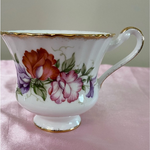 EUC VTG PARAGON SCALLOPED FLORAL BONE CHINA FOOTED TEACUP AND SAUCER - Picture 7 of 12